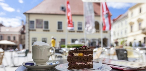 Kake og kaffekopp på torg i Wien