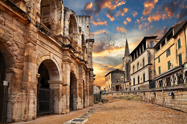 Arles, Frankrike: den gamle romerske arenaen, et amfiteater fra det 1. århundre, et av de best bevarte i antikken