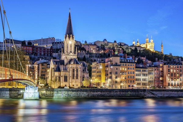 Berømt utsikt over Lyon med Saone-elven om natten