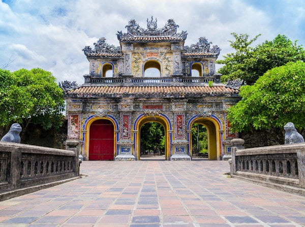 Hovedporten i den gamle citadellet i Hue, den keiserlige forbudte lilla byen, Vietnam
