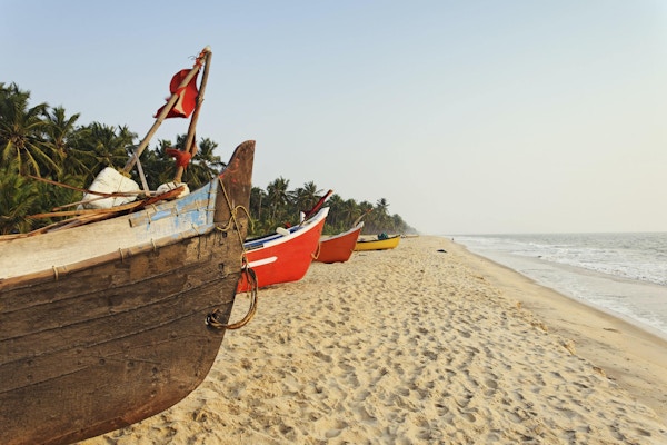 Tradisjonelle fiskebåter satt opp på stranden