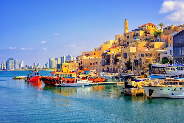 Gamleby og havn i Jaffa og moderne skyline av Tel Aviv-byen, Israel