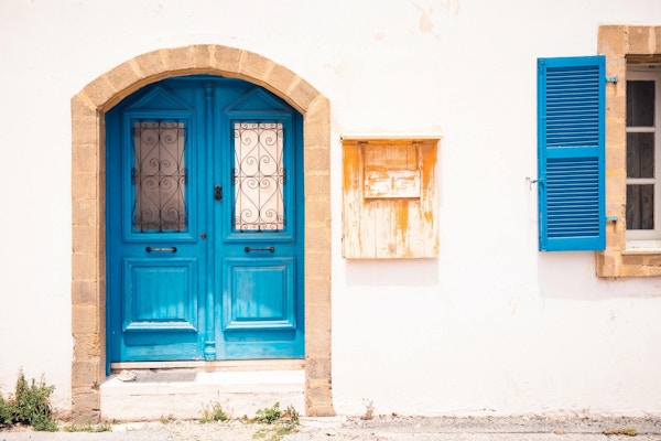 Blå dør og fargerik bygning. Gammel byarkitektur i Pafos, Kypros