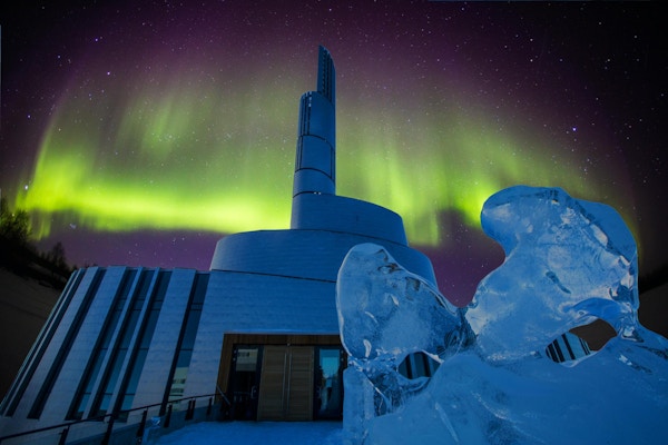 Nordlyskatedralen Alta Norge med aurora borealis, en ny spektakulær bygning som vil være ferdig 2013. Skulpturer av is på vei til kirken.