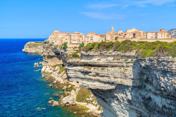 Korsika er den største franske øya ved Middelhavet og det mest populære feriemålet for franskmenn.