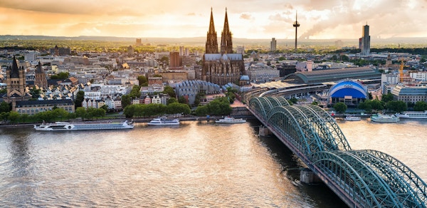 Panoramautsikt over Köln ved solnedgang