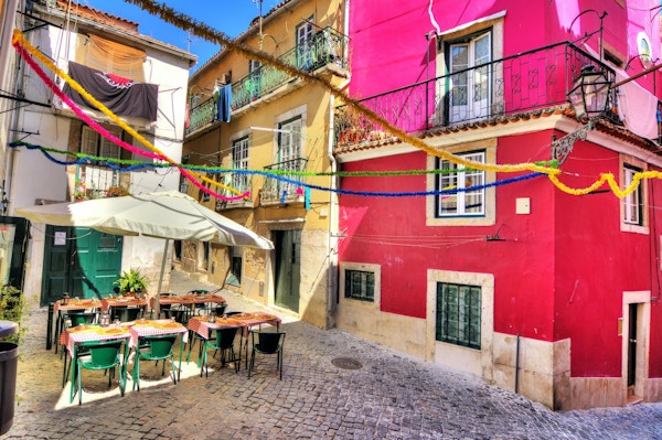 Vakkert bilde tatt med bred vinkel i de smale gatene med mange ulike farger i Lisboa, Portugal