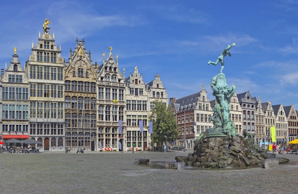 Antwerpen Grote Markt med berømt fontene og statue av Silvius Brabo. Middelalderske bygninger i Antwerpen, Belgia