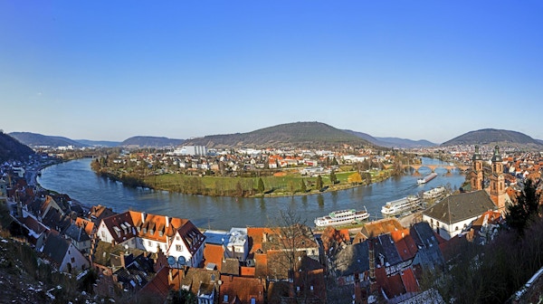 Panoramautsikt over Miltenberg med elven Main i Bayern
