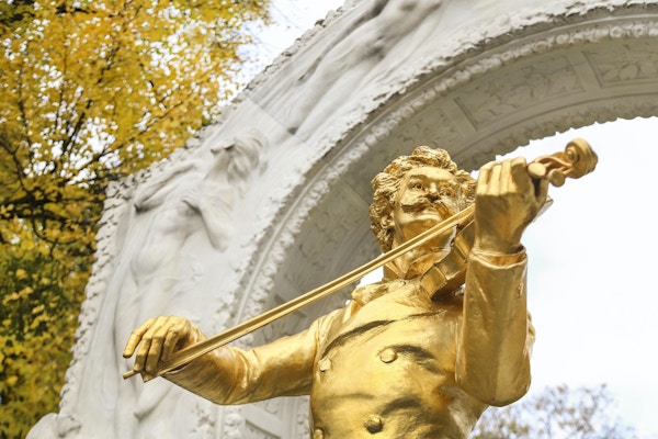 Berømt Johann Strauss-statue i Stadtpark i Wien, Østerrike, laget av Edmund Hellmer i 1921. Statuen er laget av bronse og gull.