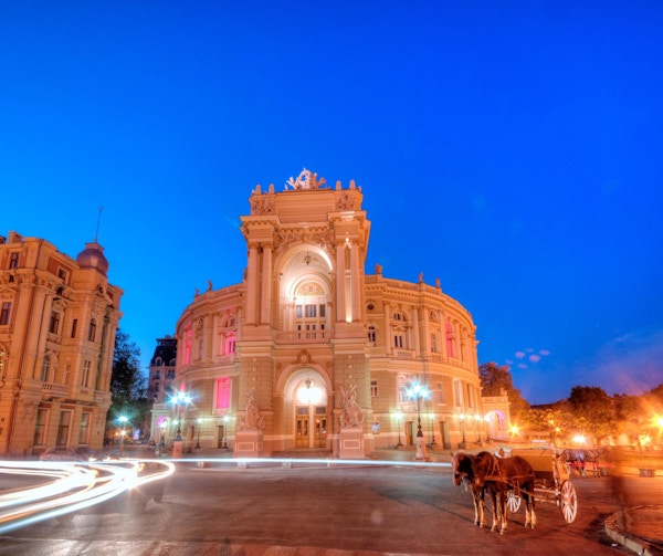 Nattutsikt over offentlig opera og ballettheater i Odessa, Ukraina