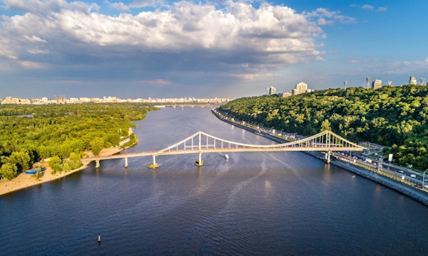 Luftfoto av Dnepr-elven med fotgjengerbroen i Kiev, Ukraina