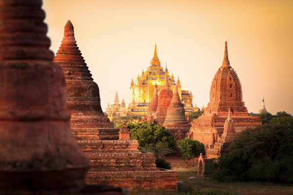 Verdensarven Bagan med sine store templer i vakkert sollys