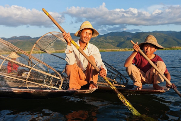 Roende fiskere på Inle Lake, et viktig turistmål i Myanmar (Burma).