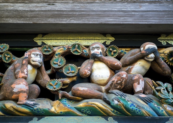 Det berømte ikonet av tre aper. Se, snakk og hør ikke noe ondt. Tosho-gu-helligdommen, Nikko, Japan