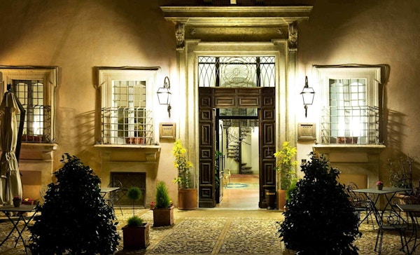 Fasaden til Hotel Antica Dimora alla Rocca i Trevia, Italia.