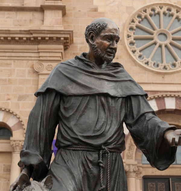 Fotografi av en statue av Saint Francis av Assisi ved Saint Francis basilikakatedralen,