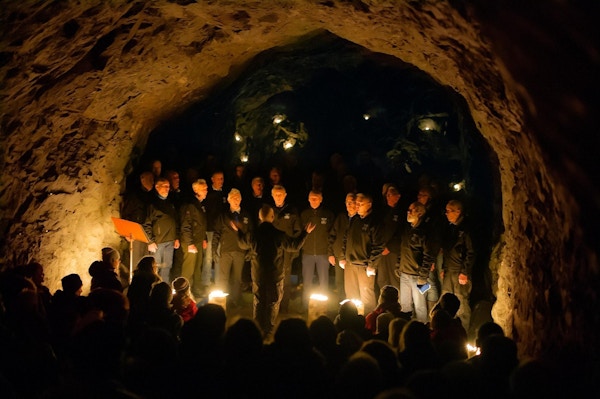 Mannskor i en grotte holder konsert.