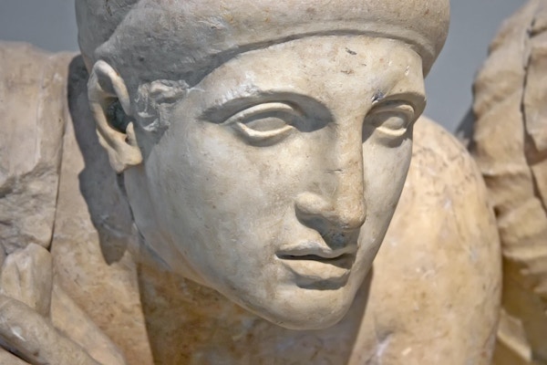 Gamle ruiner av Philippeion i Olympia, Hellas. Detalj av en gammel gresk statue av et menneske. Stedet for de gamle olympiske leker ligger på Peloponnes. UNESCOs verdensarvliste.