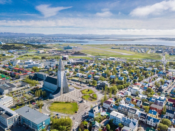 Reykjavik, Island, med Hallgrimskirkja kirke. Flyfoto.