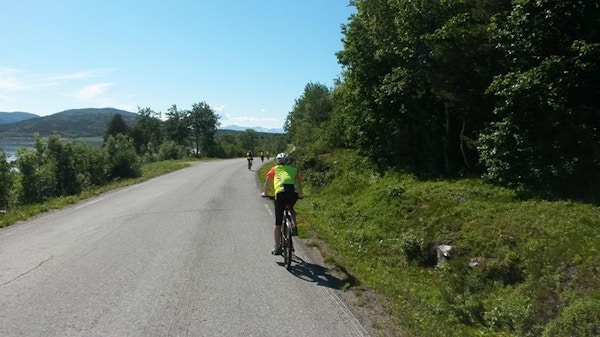 Syklister på vei på Senja.