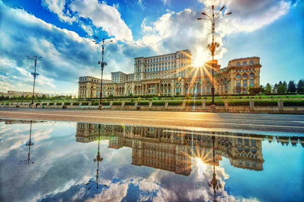 Parlamentets palass i Bucuresti ved solnedgang, den største bygningen i Europa.
