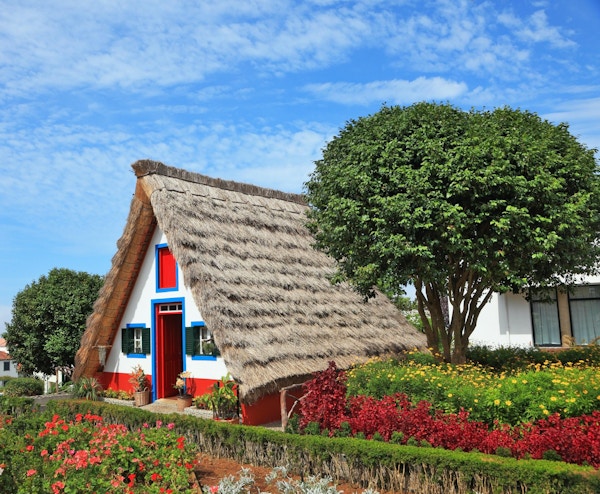 Landsbyen Santana på Madeira er kjent for sine spesielle hvite hus med bratte stråtak, laget for å beskytte mot nedbør og vind.