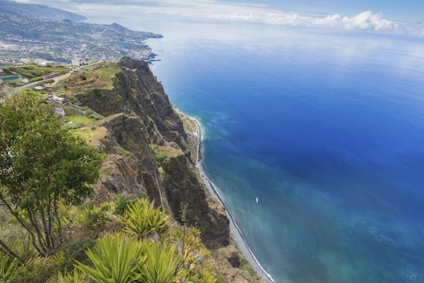 Fantastisk utsikt fra den høyeste klippen Cabo Girao på stranden, havvannet og Camara de Lobos by, Madeira, Portugal