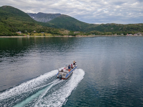 Båt i en fjord på Senja.