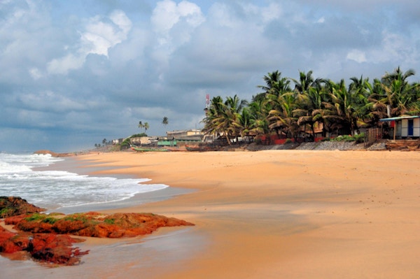 Cape Coast, Ghana: tom strand ved Guineabukta - gyllen sand i den tidligere gullkysten.