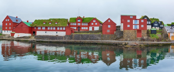 Gamle røde parlamentsbygninger på Tinganes i Torshavn.