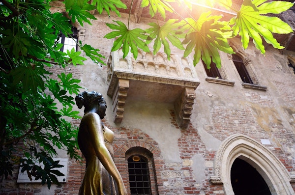 Statue av Julie fra Romeo og Julie av Shakespeare under hennes balkong i Verona.