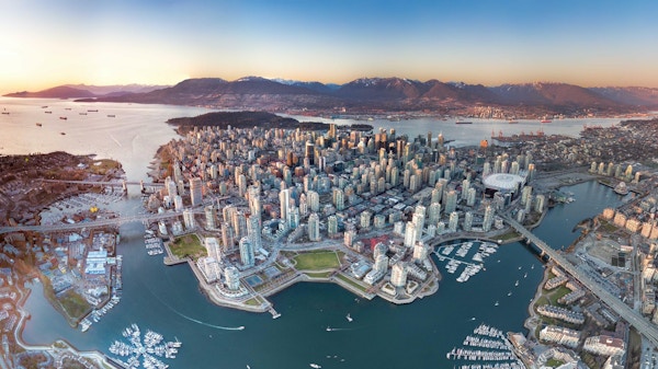 En panoramisk drone-utsikt over Vancouver sentrum.