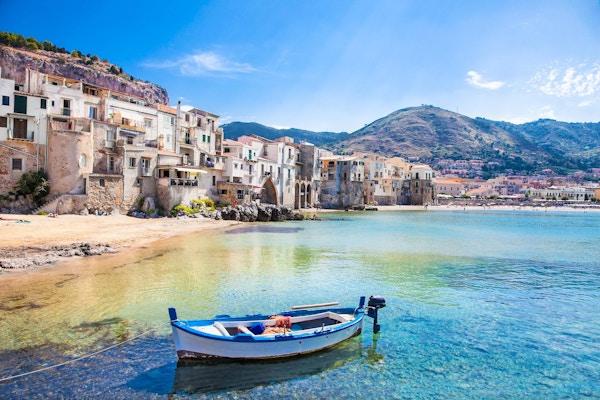 Vakker gammel havn med tre fiskebåt i Cefalu, Sicilia, Italia.