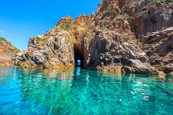 Det krystallklare havet ved Pianakløftene på Korsika