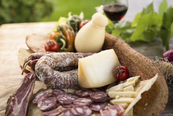 brett med forskjellige matvarer laget på Sardinia