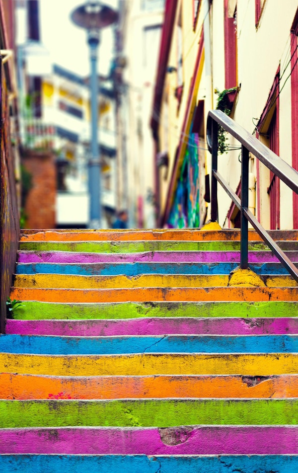 Nærbilde av en fargerik trapp i Valparaiso, Chile
