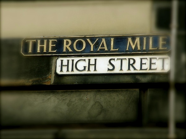 The Royal Mile og High Street, skilt på husvegg
