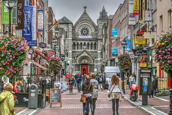 Berømt shoppingområde i Dublin, Irland. Grafton Street viser shoppere, butikker og kirke.