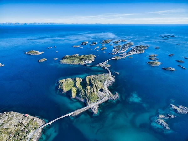 Henningsvær, fiskehavn på Lofoten, naturskjønn luftfoto