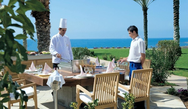 Kokken bidrar til god mat enten ute eller inne, Athena Royal Beach Hotel