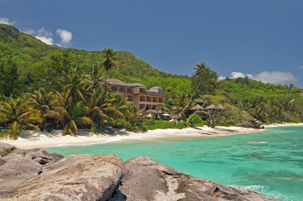 Hotell på stranden på Mahé, Seychellene.