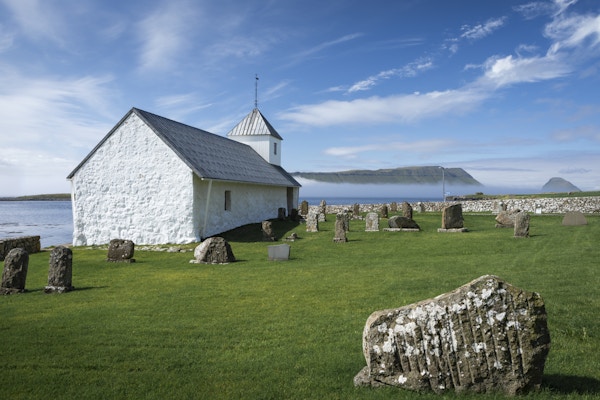 Kirke med gravsteiner, i landsbyen KirkjubÃ¸ur på Streymoy, Færøyene