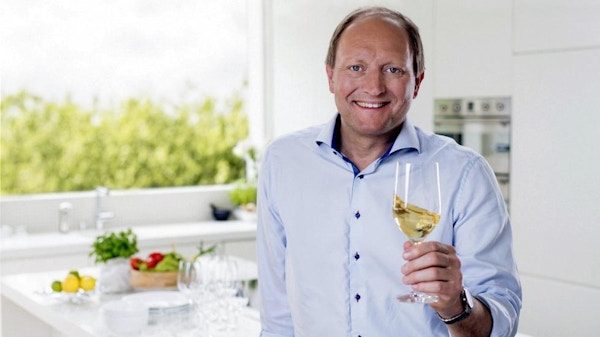 Christer Berens med et glass hvitvin.