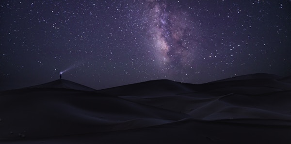 Alene mann under Melkeveien, Sahara-ørkenen, Marokko.