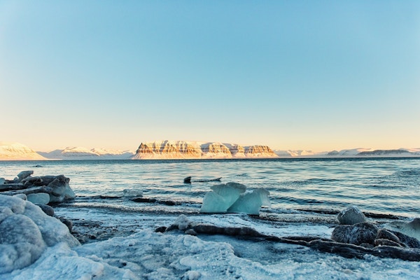 Ved vannkanten på Svalbard