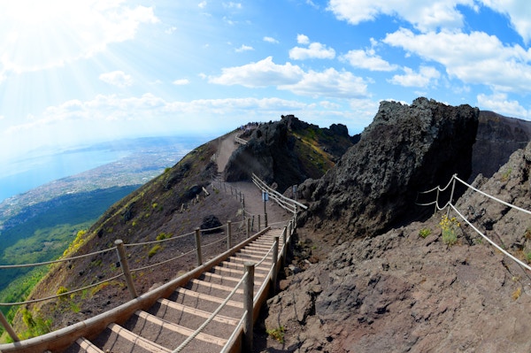 Tursti på Vesuvius-vulkanen. Campania-regionen, Italia