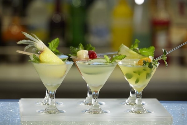 Seks cocktail på en bardisk.