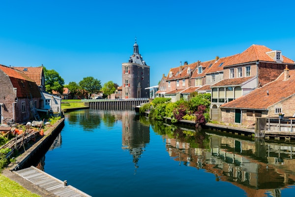 Hus langs kanalen i Enkhuizen Nederland