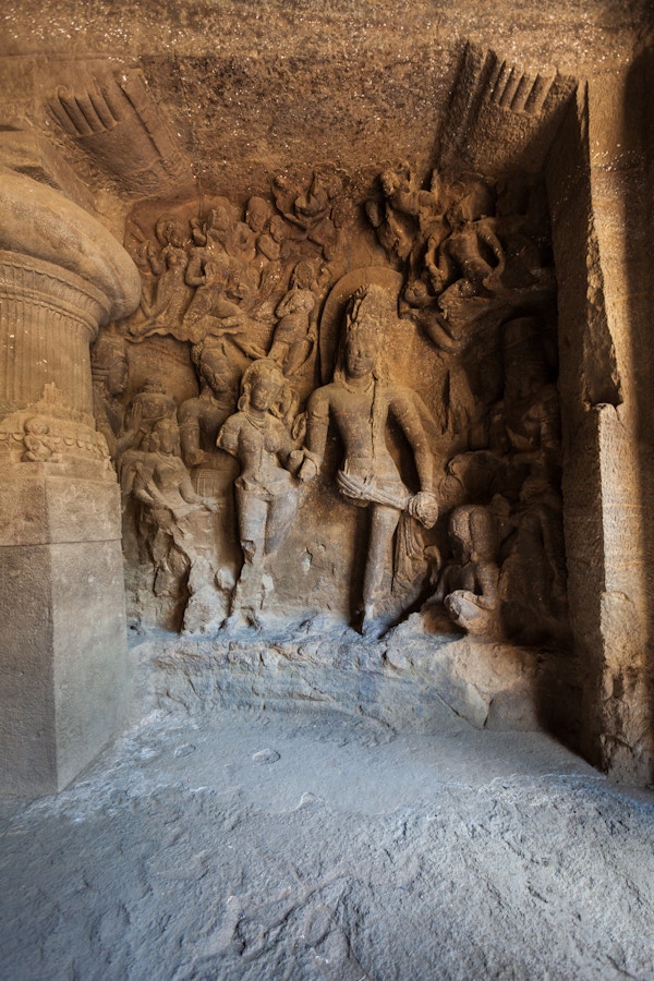 Hinduisk utskjæring ved Elephanta Caves, et UNESCOs verdensarvsted og huletempel på Elephanta Island nær Mumbai by i India